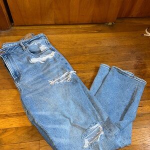 American Eagle 16LONG distressed  light wash Mom Jeans